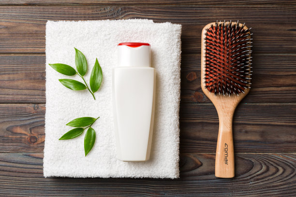 化妆品的头发护理，奶油和毛巾在彩色背景俯视图。平躺图片下载