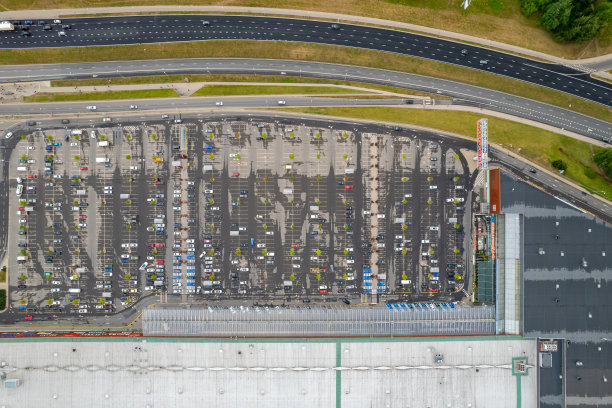 夏季鸟瞰立陶宛维尔纽斯的大型停车场图片下载