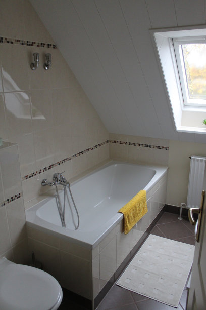 一个新装修的阁楼浴室与伟大的马赛克瓷砖和美丽的奶油色图片下载