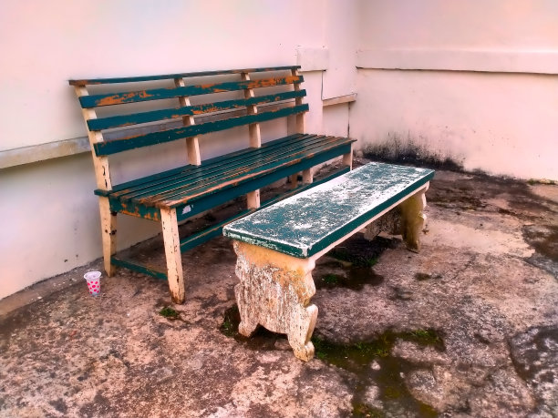 为家庭娱乐区的游客准备的长椅图片下载