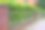 一个生锈的铁栅栏，后面长着绿色植物，背景是德国的一座建筑图片下载