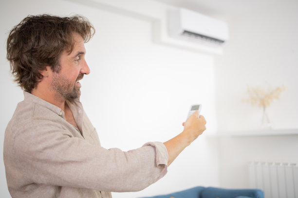 年轻人打开空调图片下载