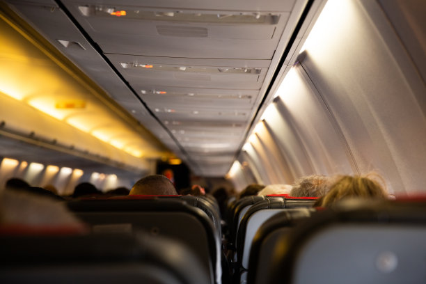 飞行中的飞机内景图片下载