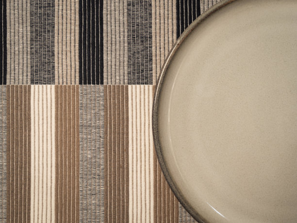 餐垫上的空盘子图片下载