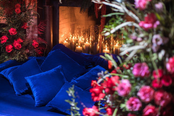 床与壁炉装饰着鲜花和蜡烛图片下载