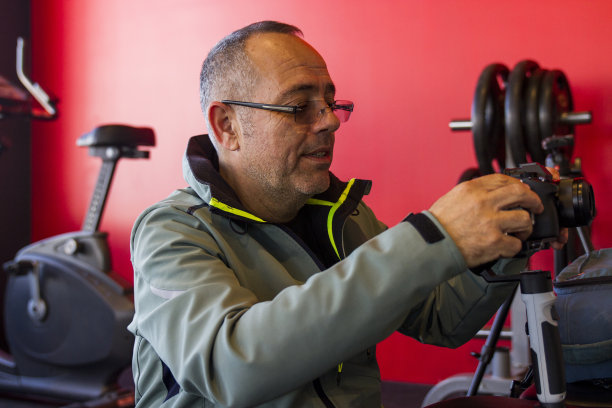 摄影师在健身房拍照图片下载