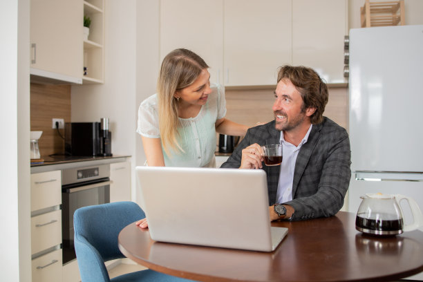 在家办公的男人图片下载