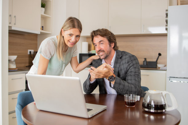 年轻人在家工作图片下载