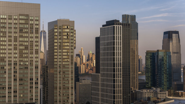 泽西城滨水区和保罗斯胡克，在日落时分俯瞰哈德逊河上的曼哈顿下城。图片下载