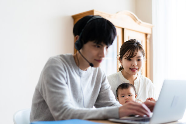 父亲在家工作，母亲带孩子图片下载