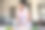 一位年轻的女厨师一边做玉米饼一边用手机打电话。图片下载