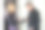 一位女顾客正在付外卖的钱。图片下载