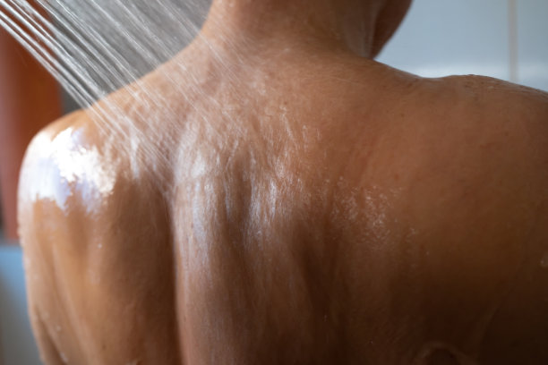 一股水流从一个正在洗澡的女人背上流过图片下载