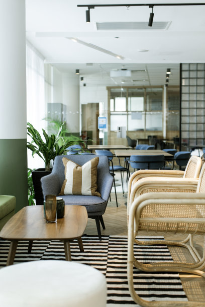 零售咖啡厅咖啡厅内部与沙发和咖啡桌休息区库存照片图片下载