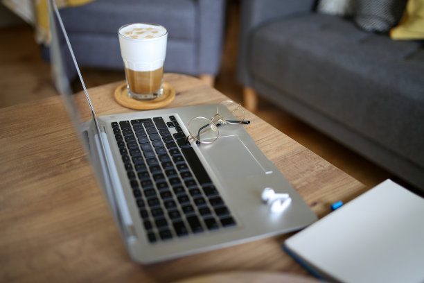 笔记本电脑和笔记本上的办公桌库存照片图片下载