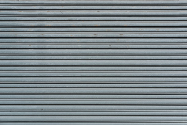 一个生锈的旧金属车库门的一部分图片下载