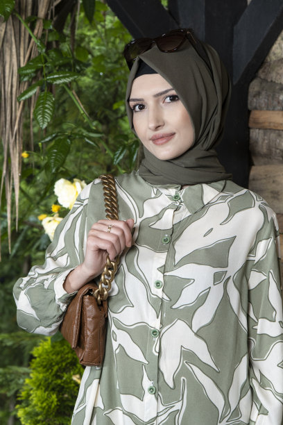 头巾服装时尚拍摄。图片下载