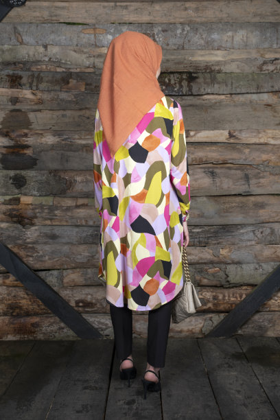 头巾服装时尚拍摄。图片下载