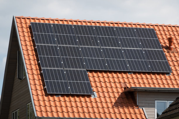 家庭住宅上安装了新的太阳能图片下载