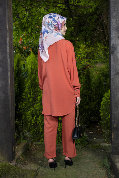 头巾服装时尚拍摄。图片下载