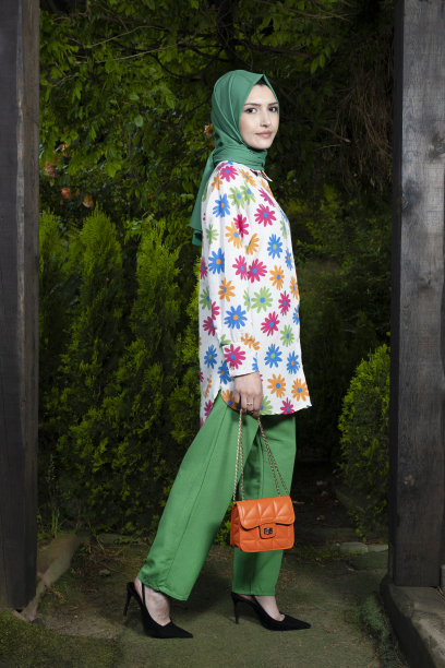 头巾服装时尚拍摄。图片下载