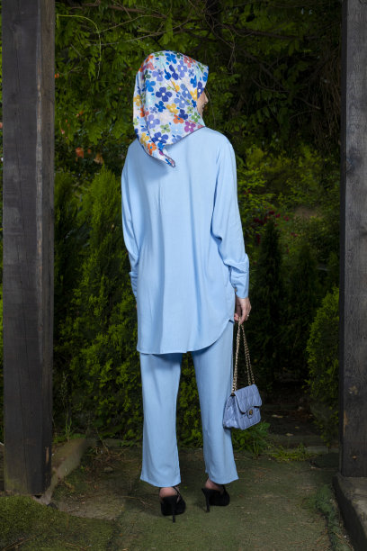 头巾服装时尚拍摄。图片下载