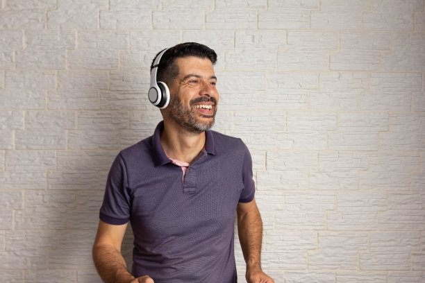 男子戴着耳机听在线歌曲播放列表跳舞图片下载