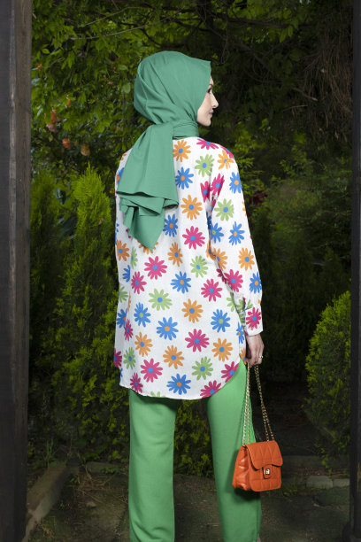 头巾服装时尚拍摄。图片下载