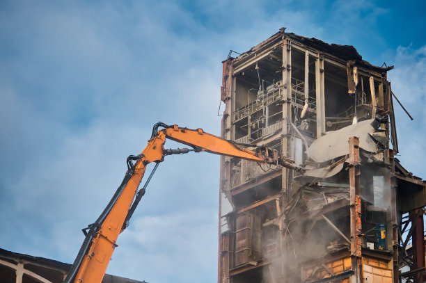 挖掘机拆除旧工业建筑图片下载
