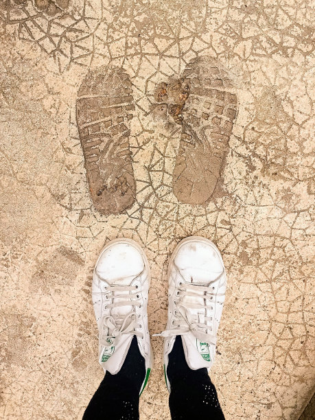 照片上的脚印在混凝土和真实的脚图片下载