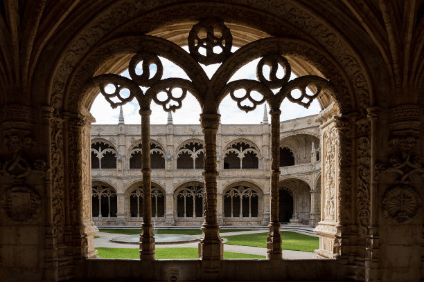 葡萄牙里斯本的Jeronimos修道院庭院景观图片下载