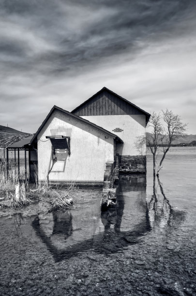 塞万湖中半淹没的老房子，黑白照片图片下载