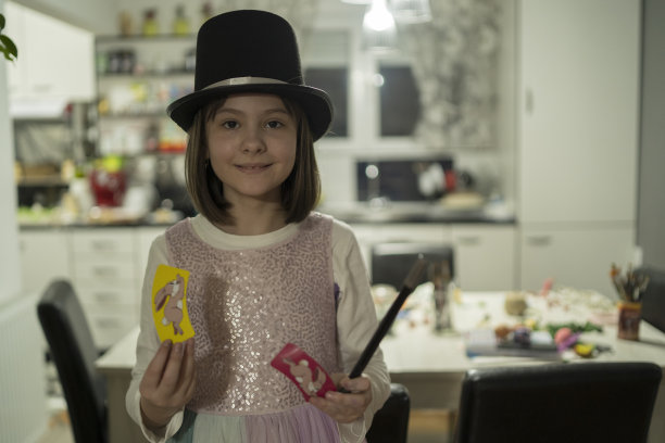 快乐女孩表演魔术图片下载