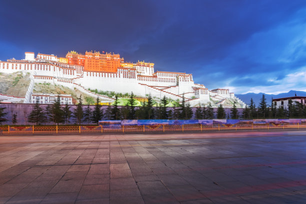 布达拉宫和广场夜景，拉萨，中国西藏图片下载