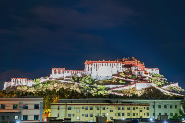 布达拉宫的水面反射和中国西藏自治区拉萨的夜景图片下载