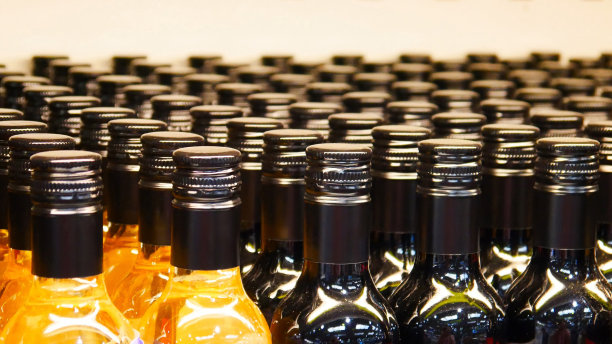 许多漂亮的白葡萄酒和红葡萄酒图片下载