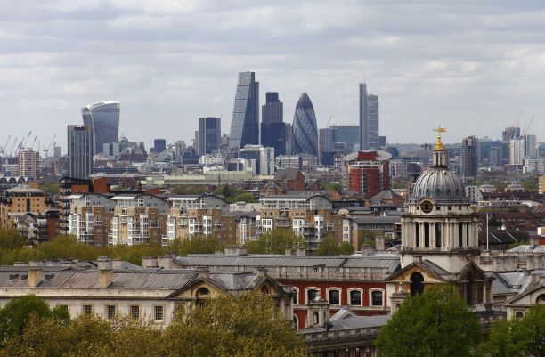 一张伦敦城的照片，远处有一些建筑物图片下载