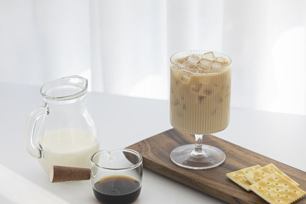 冰拿铁咖啡在玻璃。咖啡拿铁放在木板上图片下载