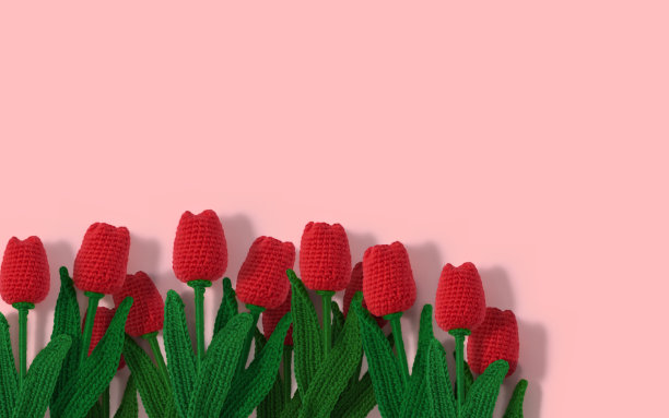 红色郁金香组成钩针和羊毛在底部与复制空间和粉红色的背景。Amigurumi郁金香图片下载