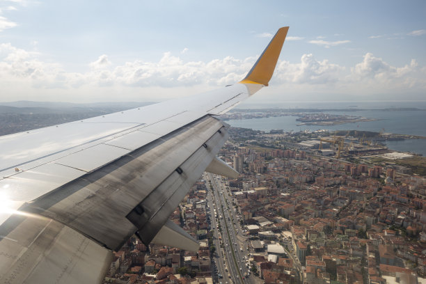 飞机的机翼在天空的云层上飞行图片下载
