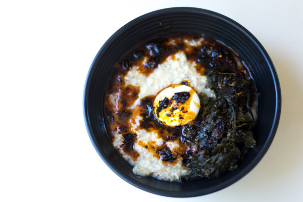 健康饮食:一碗加鸡蛋和羽衣甘蓝的美味粥图片下载