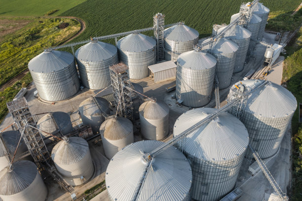 筒仓的航拍图。图片下载