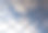 湛蓝的天空用白云穿过铁栅栏。网背景图片下载