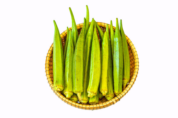 新鲜的绿色秋葵在编织的篮子里图片下载