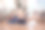 漂亮女人在家锻炼。身材匀称的成年女士在公寓里锻炼。图片下载
