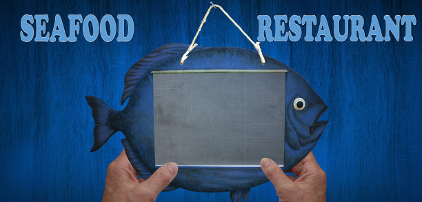 手里挂着一张鱼形的空白菜单石板图片下载