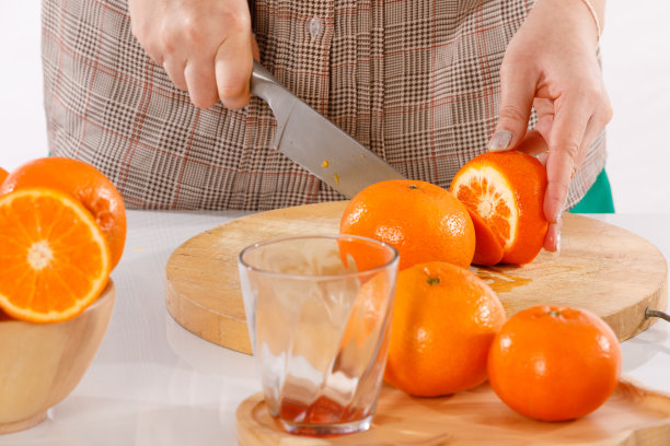 女孩正在学习制作果汁图片下载