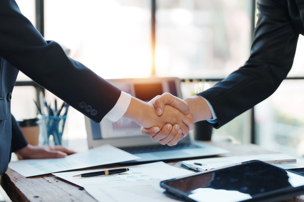 商务人士握手，同意签订合资协议，共同从事新的业务。图片下载