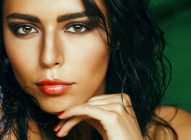 年轻可爱的女子在绿色的手掌背景微笑快乐，生活方式的人概念接近图片下载