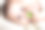 婴儿吮吸安抚奶嘴看着床。可爱的新生婴儿躺在床上，嘴里叼着奶嘴图片下载